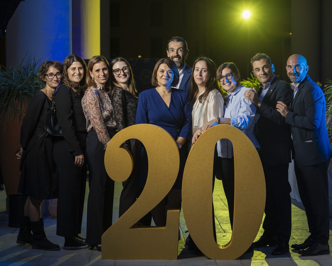 La squadra dell’Hilton Garden Inn Florence Novoli in posa col grande 20 dorato della festa dei vent’anni