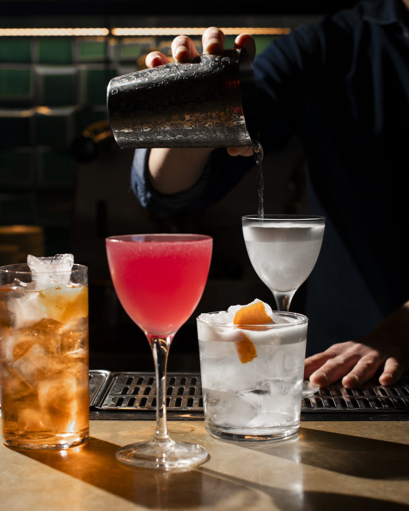 Tre cocktail versati al bancone di Amedeo Restaurant a Livorno