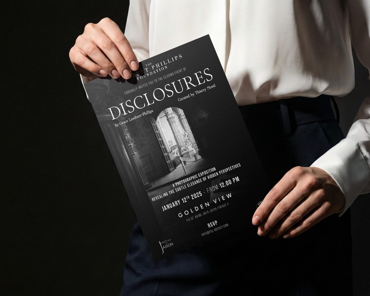 Il flyer della mostra Disclosures tenuto in mano su fondo nero