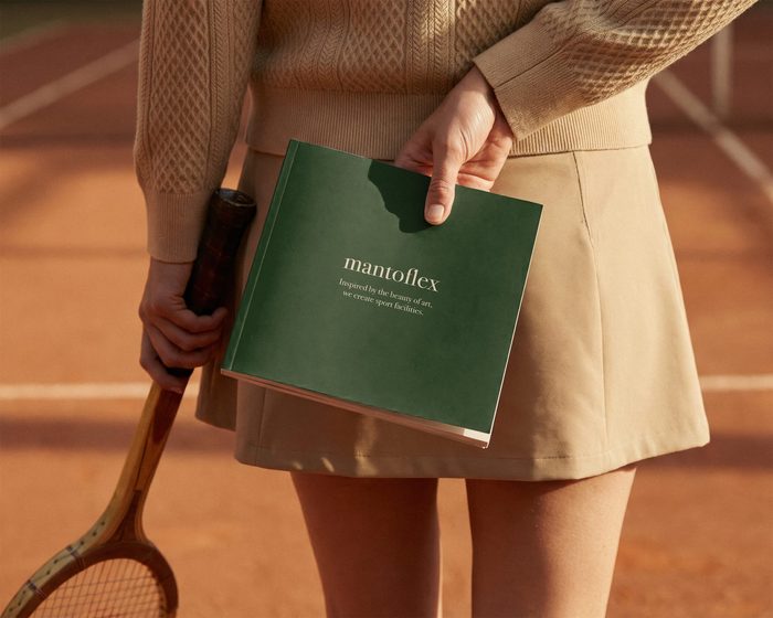 Giocatrice di tennis con racchetta di legno che tiene la brochure verde Mantoflex
