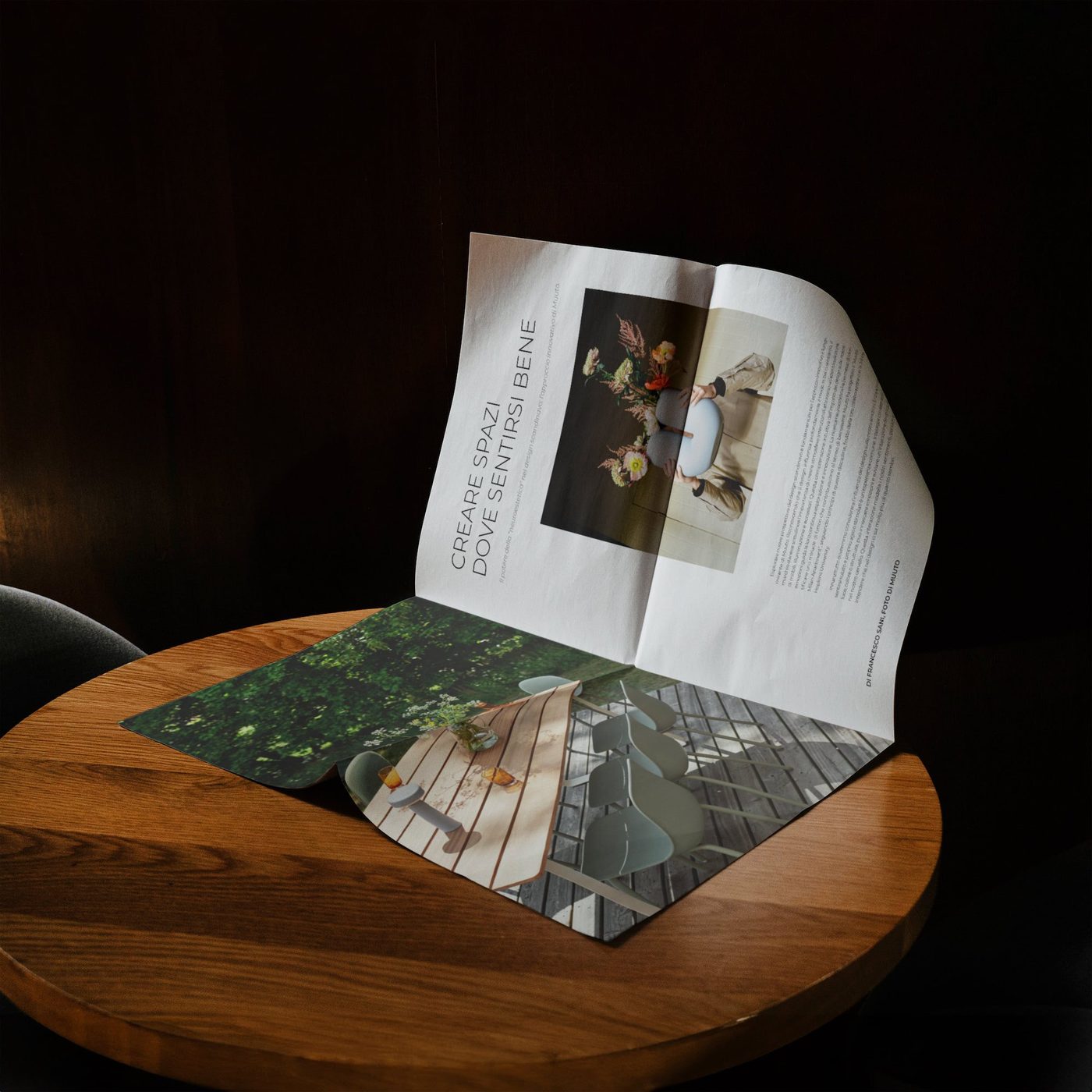 T Magazine aperto su un tavolo rotondo di legno