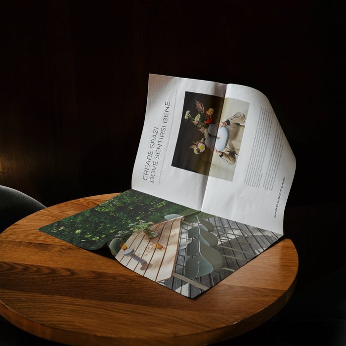 T Magazine aperto su un tavolo rotondo di legno