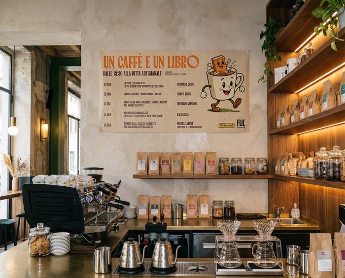 Il calendario di Un caffè e un libro appeso nella caffetteria di Ditta Artigianale