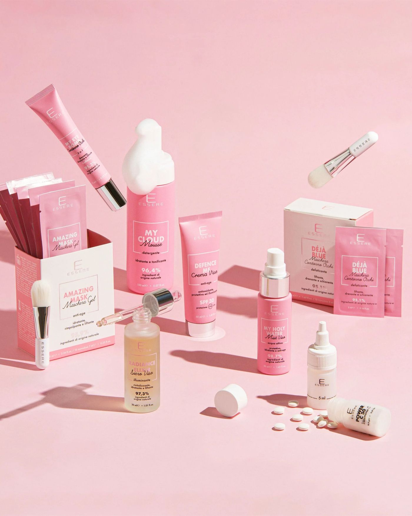 Prodotti cosmetici Essere Bio su fondo rosa: flaconi, tubetti e confezioni del rebranding curato da FUL Agency