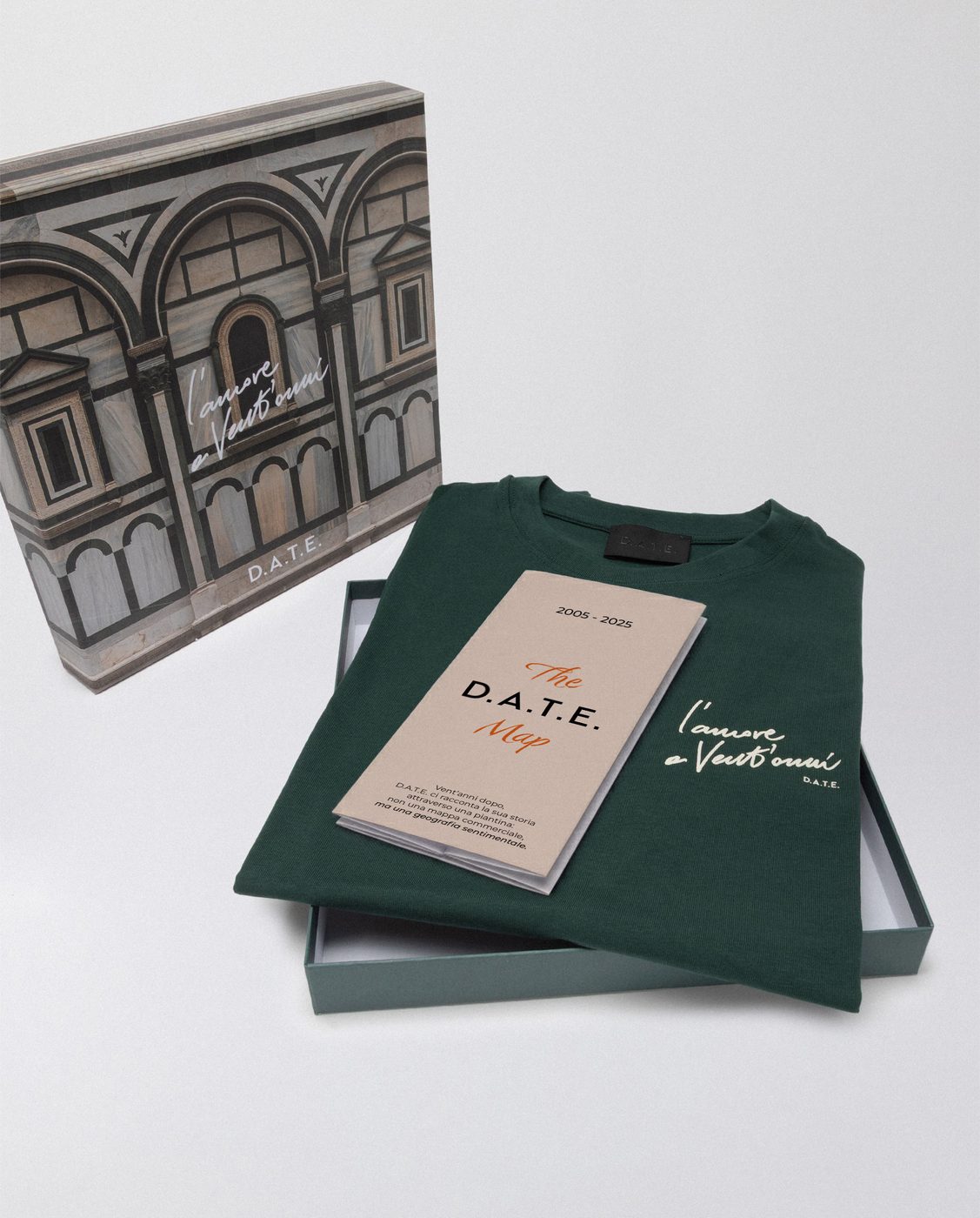La scatola regalo dell’anniversario D.A.T.E. con la mappa piegata