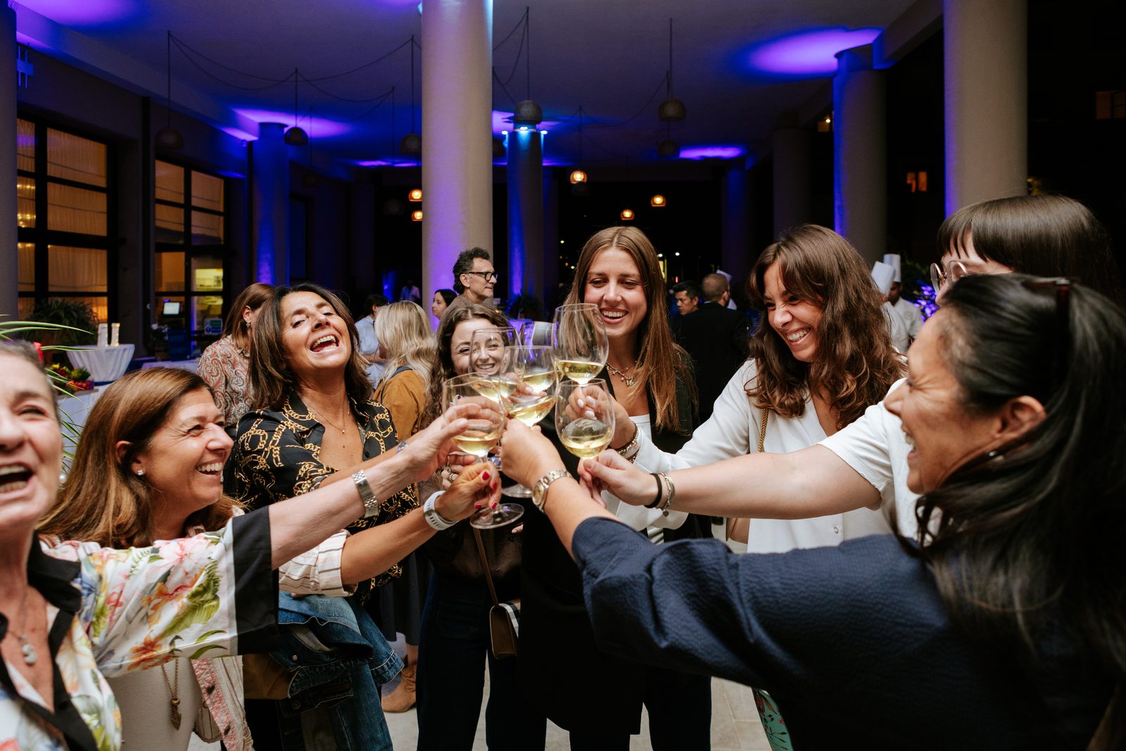 Gli ospiti alzano i calici per il brindisi dei vent’anni dell’Hilton Garden Inn Florence Novoli, serata curata da FUL Agency