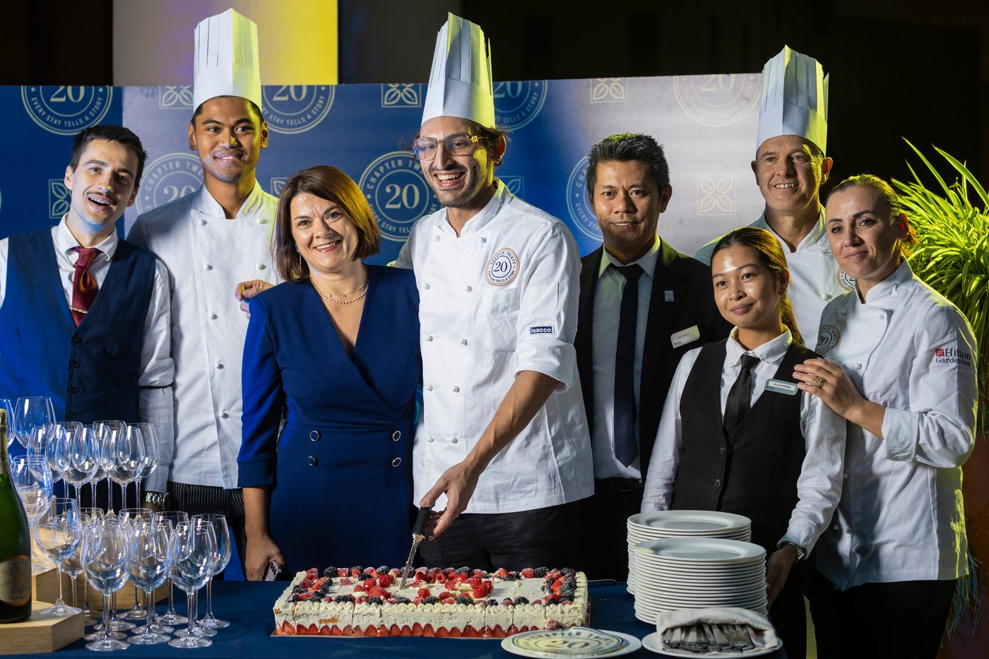 La direttrice, i cuochi e lo staff dietro alla torta col sigillo di Chapter 20