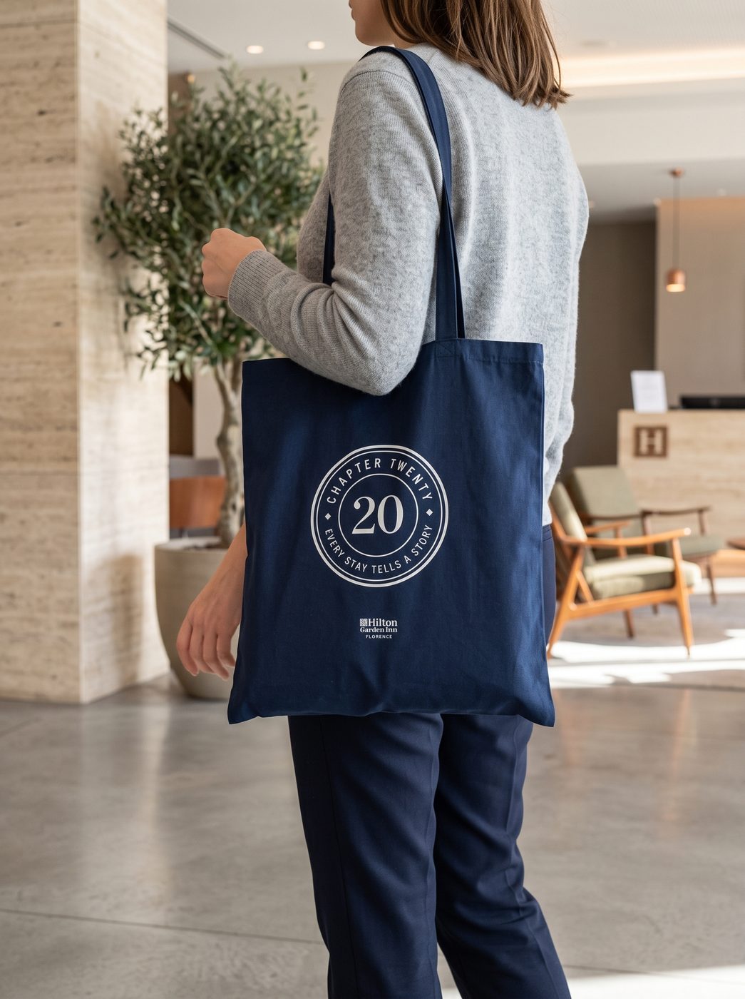 La shopper di cotone blu col sigillo di Chapter 20 e il logo dell’hotel stampati in bianco, portata a spalla