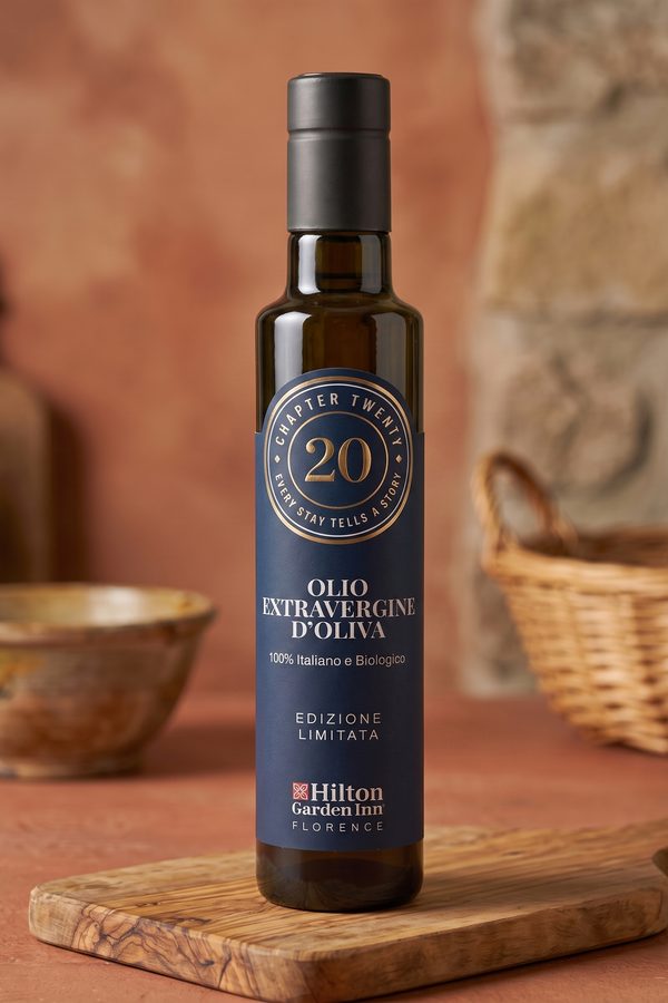 La bottiglia d’olio extravergine in edizione limitata, con l’etichetta blu sagomata e il sigillo in oro
