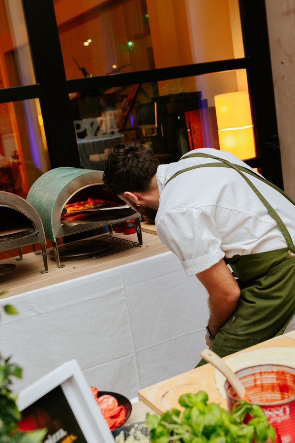 Il pizzaiolo al forno durante il buffet della serata