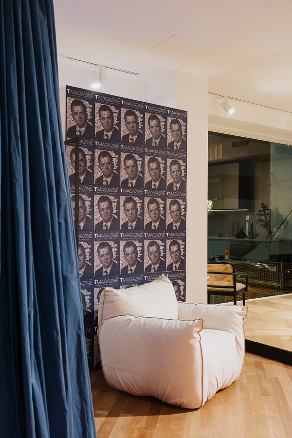Una poltrona bianca nello showroom TaniniHome, fra le tende blu