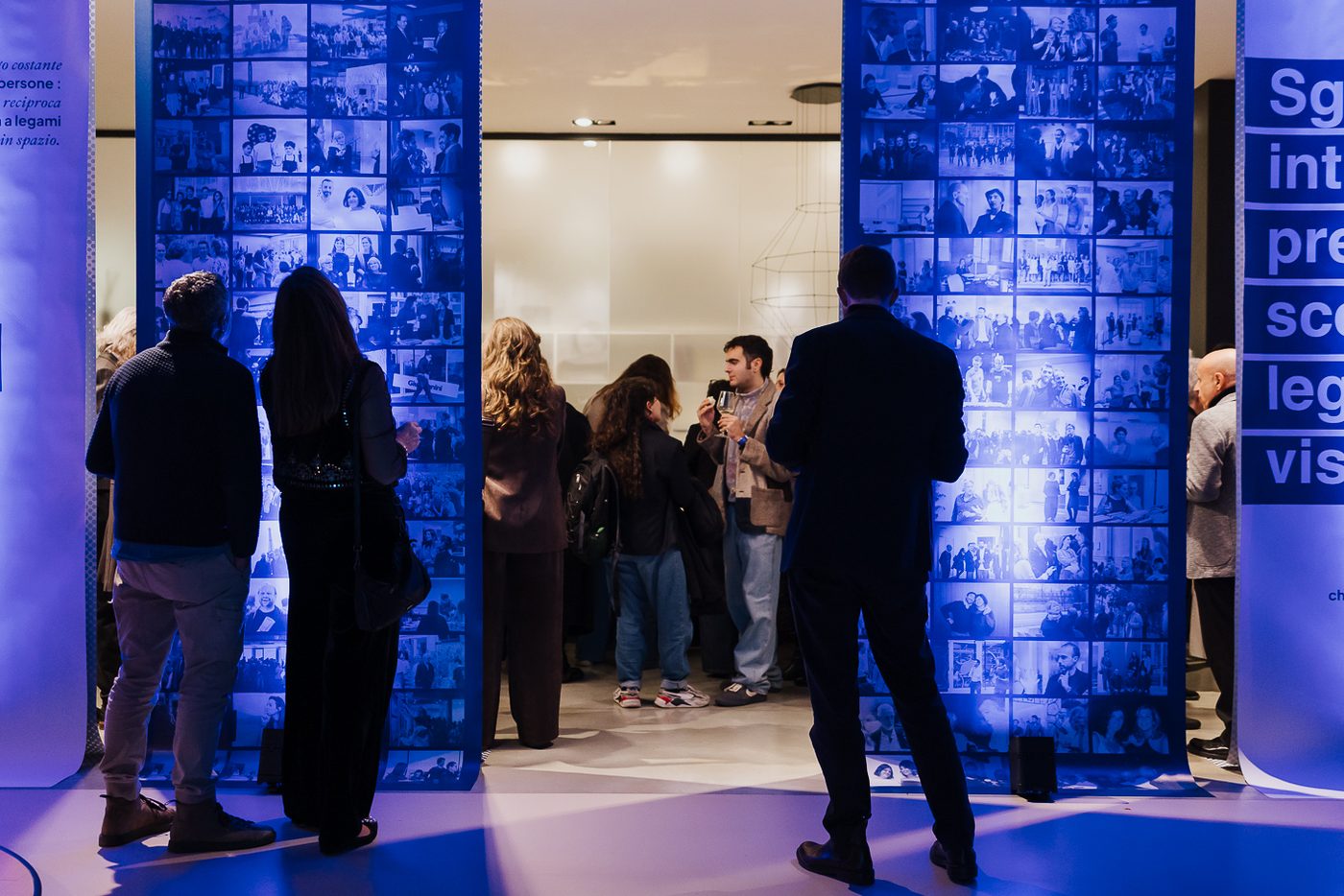 La mostra degli 80 anni nello showroom, sotto le luci blu