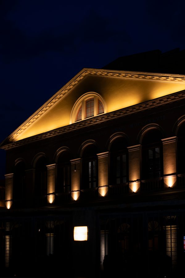 La facciata illuminata del palazzo di Amedeo, di notte