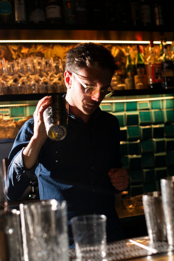 Il barman prepara un drink al bancone