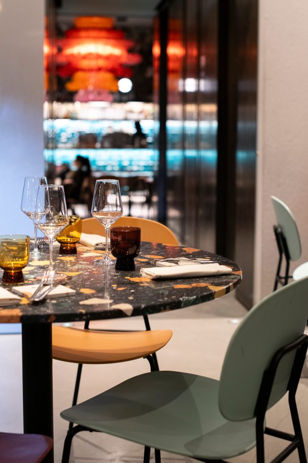 La sala di Amedeo con le sedie verdi e le luci del bar
