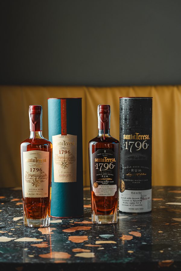 Due bottiglie di whisky sul tavolo in graniglia