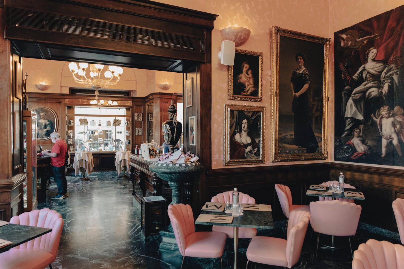 La sala di Caffè Rivoire coi tavolini e le pareti rosse