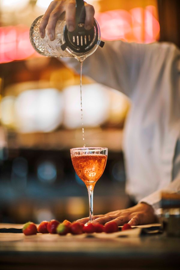 Un cocktail ambrato versato al bancone di Rivoire