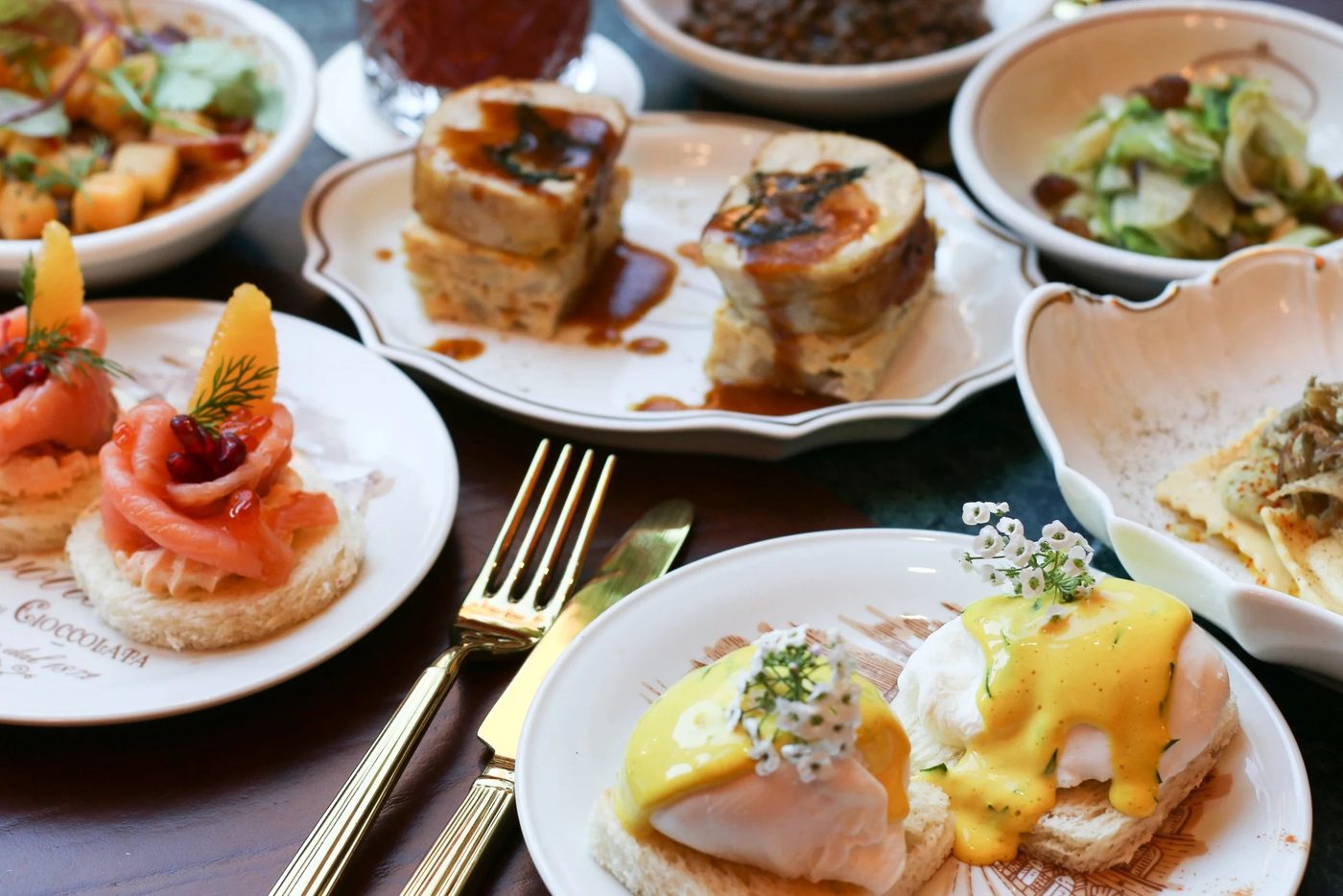 Il brunch di Rivoire: piatti e bicchieri sul tavolo