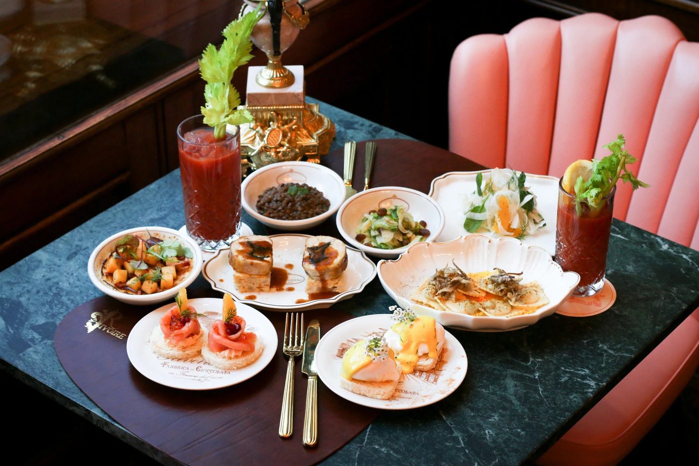 Piatti del brunch su un tavolo davanti ai divanetti rosa