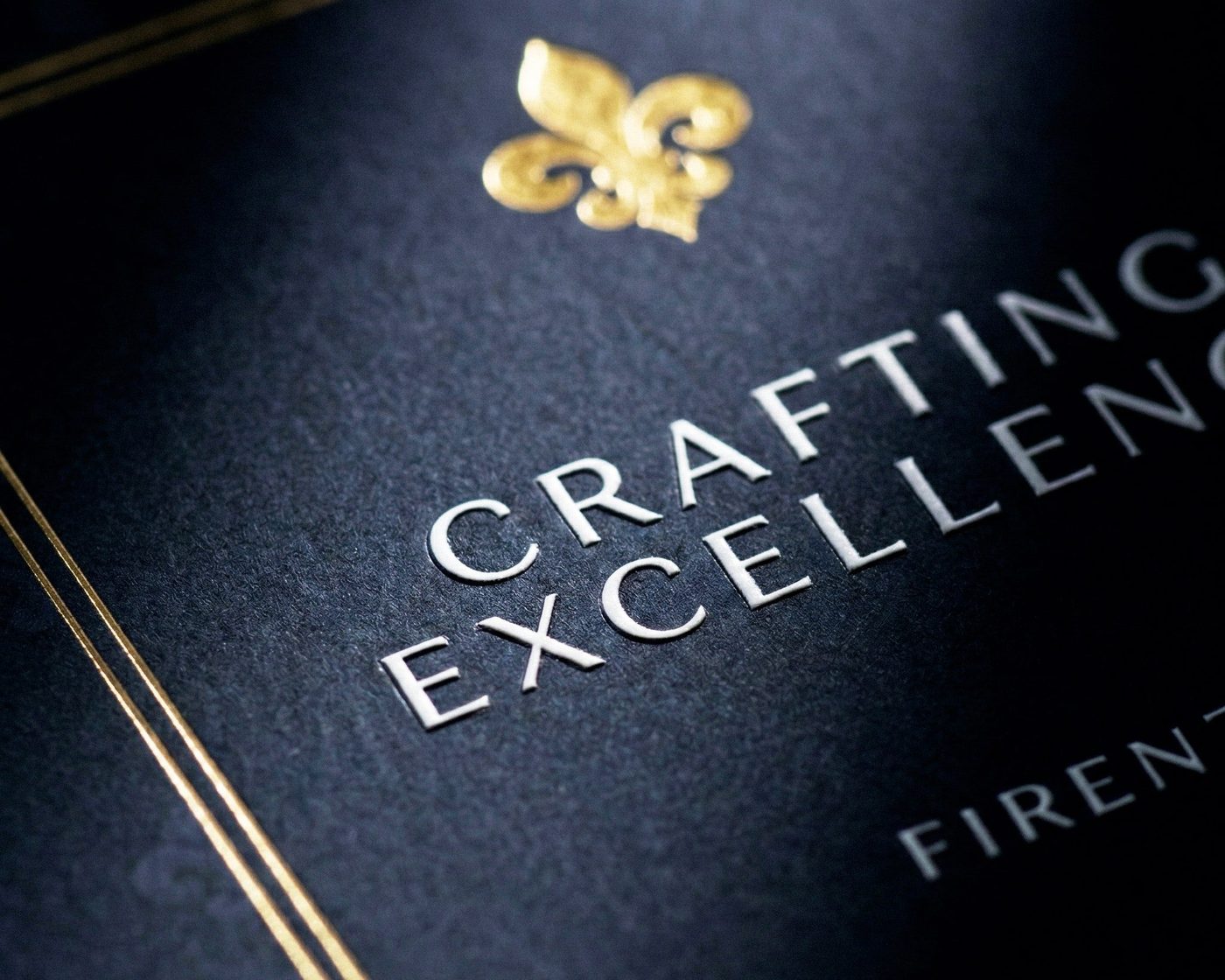 Il titolo Crafting Excellence Firenze in oro sulla copertina blu, da vicino