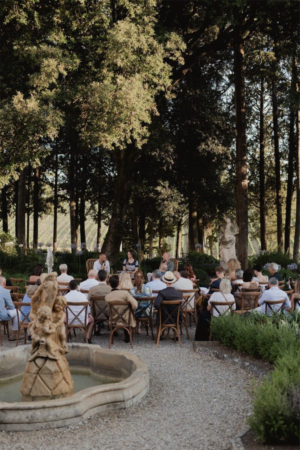 Gli ospiti seduti in giardino intorno alla fontana
