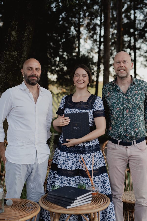 Tre persone posano col libro alla Tenuta di Poggio Casciano di Ruffino