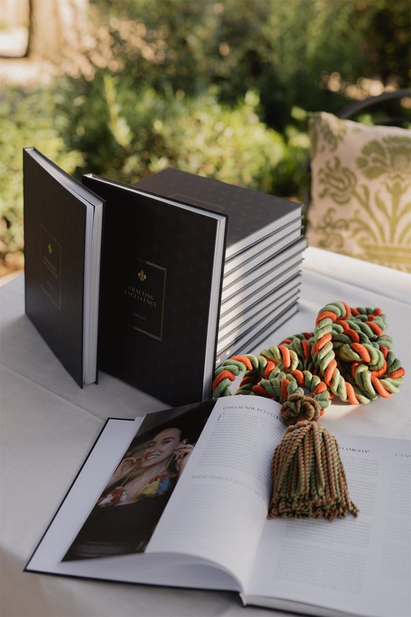 Il cofanetto e il libro aperto sul tavolo, con le nappe