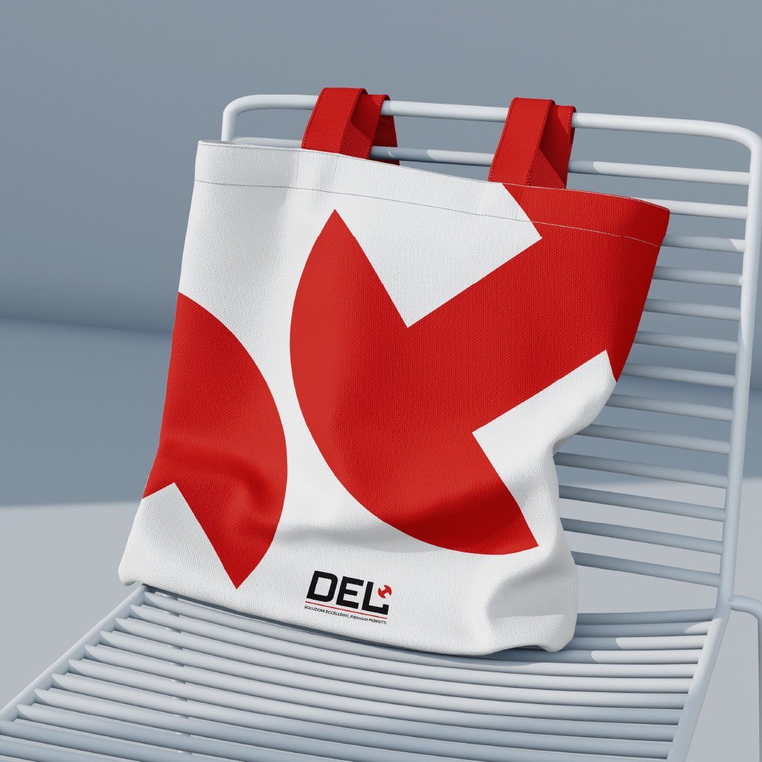 Una borsa di tela col rivetto rosso DEL su una sedia di metallo