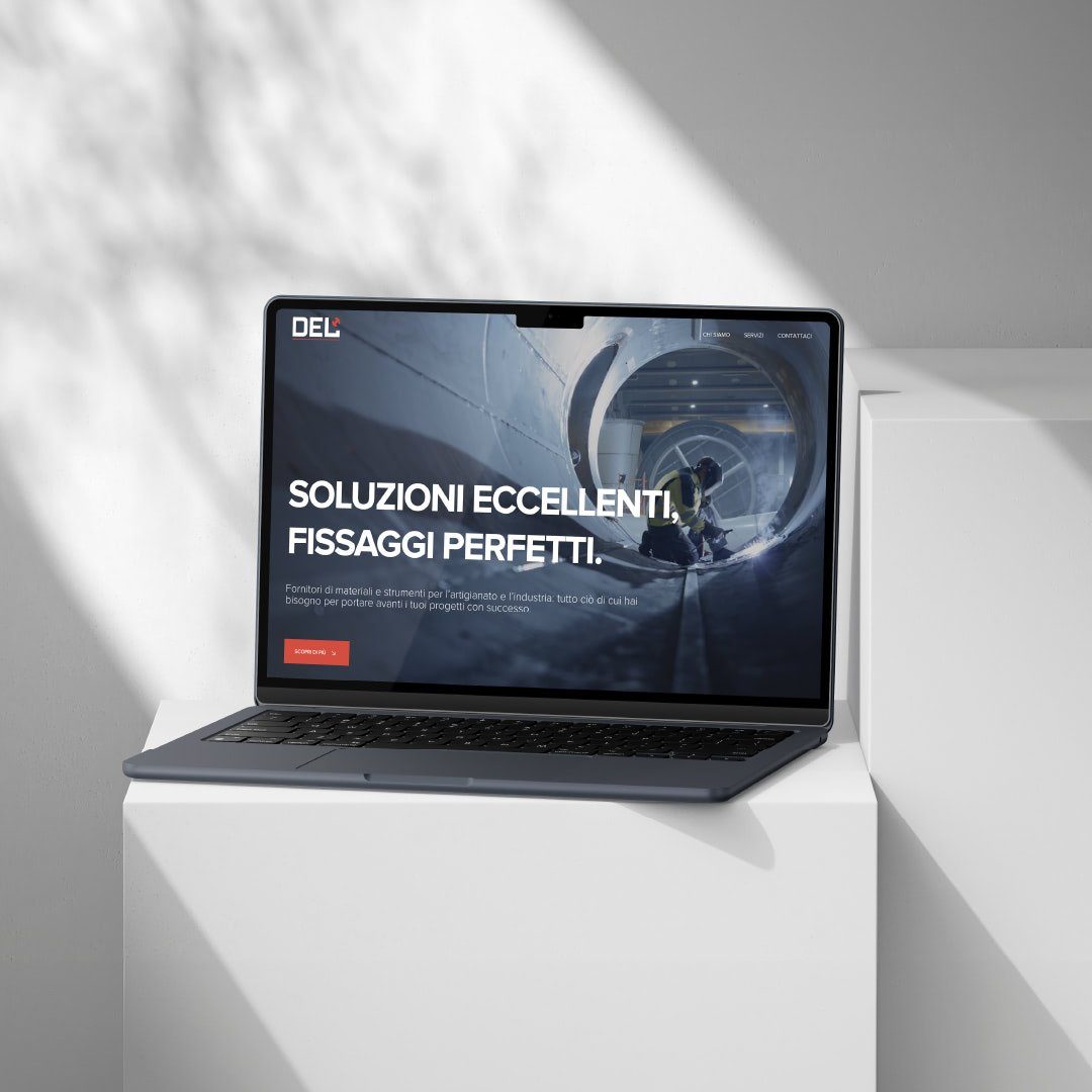 Il sito nuovo di DEL aperto su un portatile, su un piedistallo bianco