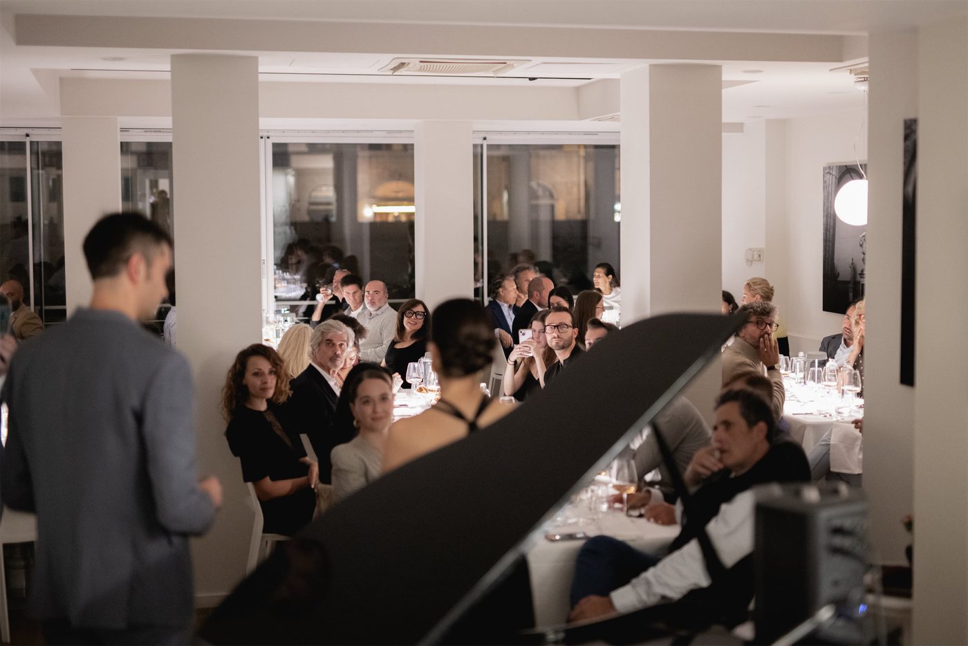 La cena di vernissage al Golden View, con gli ospiti lungo il tavolo