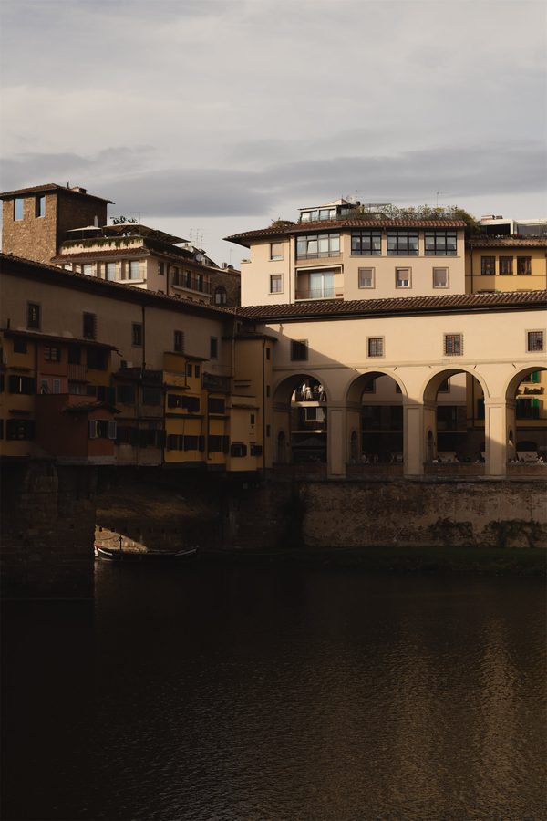 Il Ponte Vecchio e le case sull’Arno al tramonto