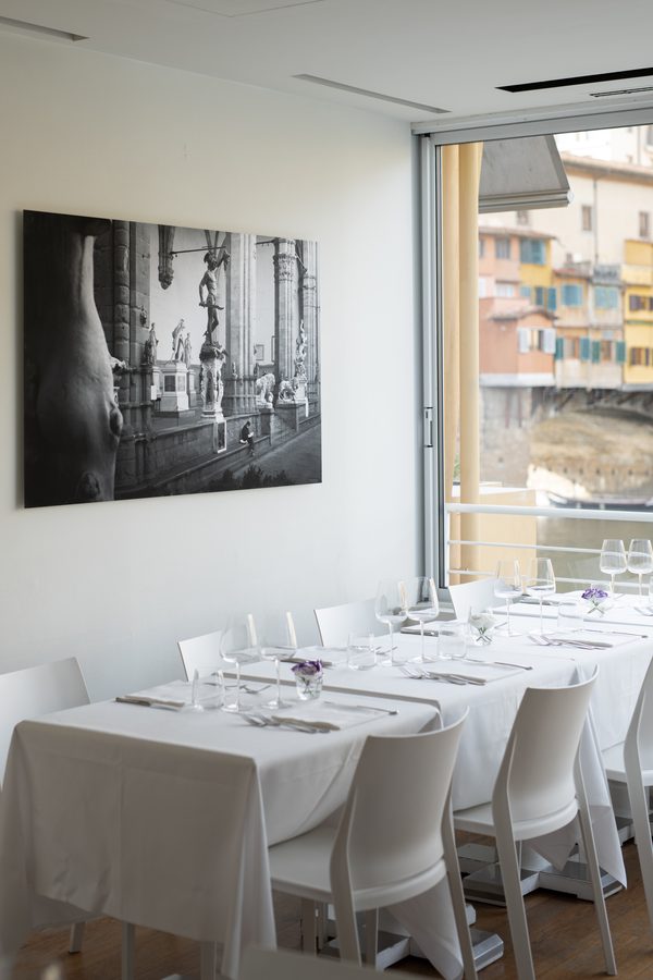Le opere della mostra nella sala luminosa del Golden View
