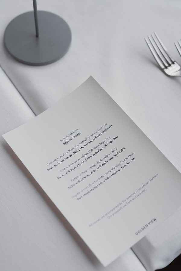 Il menu della cena su una tovaglia bianca