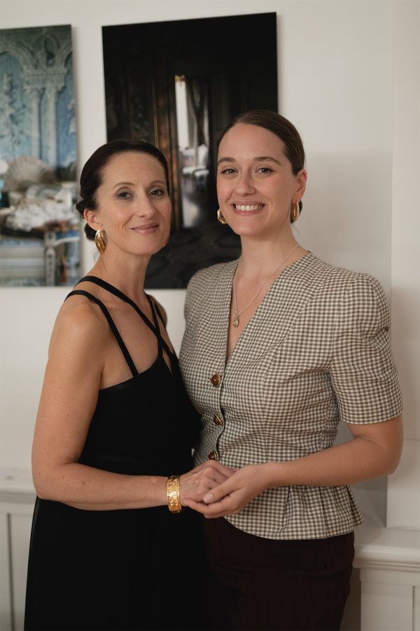 Due donne sorridono durante l’inaugurazione