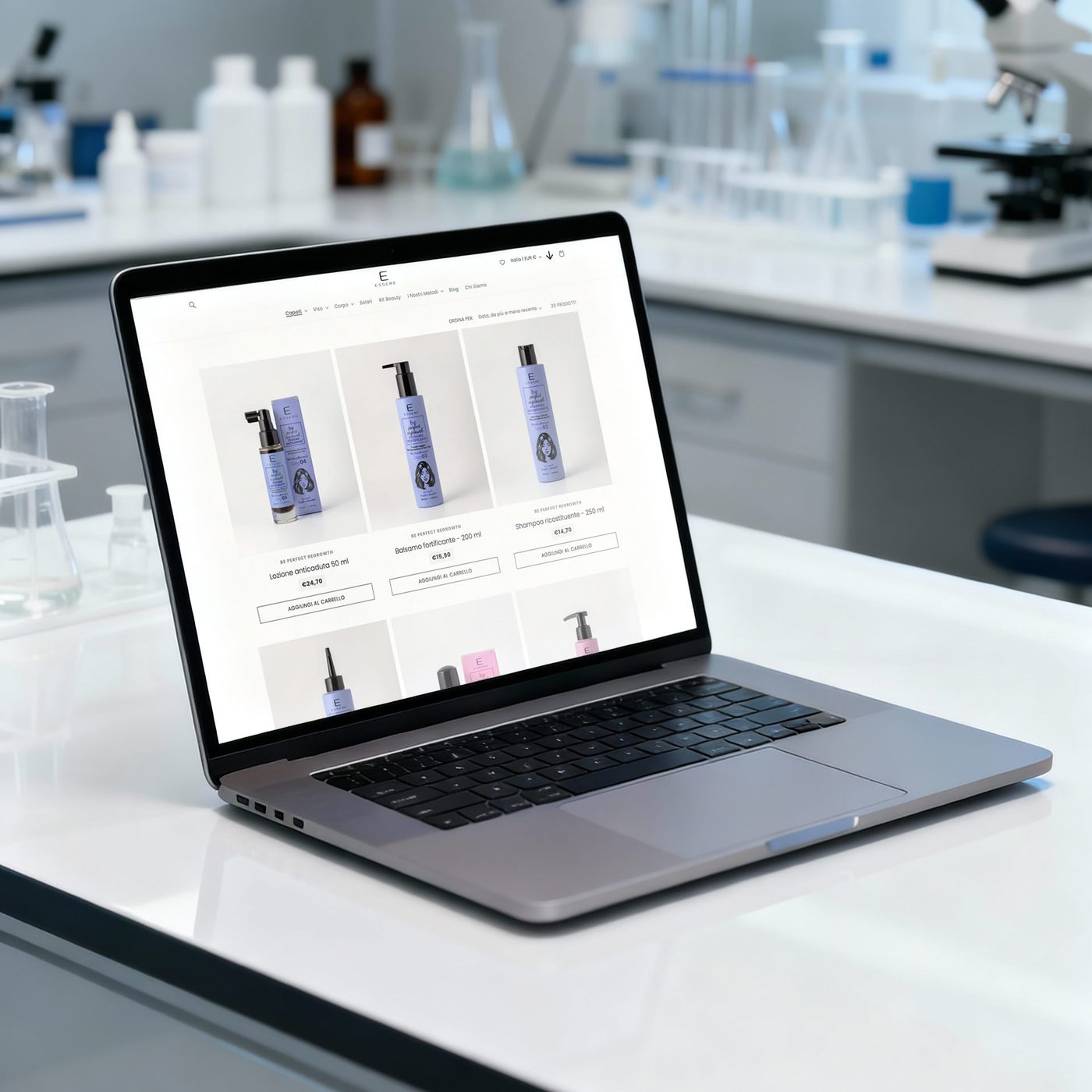 Il sito di Essere Bio aperto su un portatile, sul bancone bianco di un laboratorio