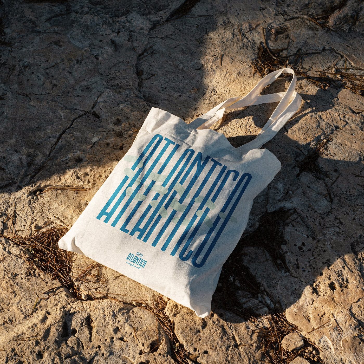 La tote bag dell’Hotel Atlantico appoggiata sugli scogli