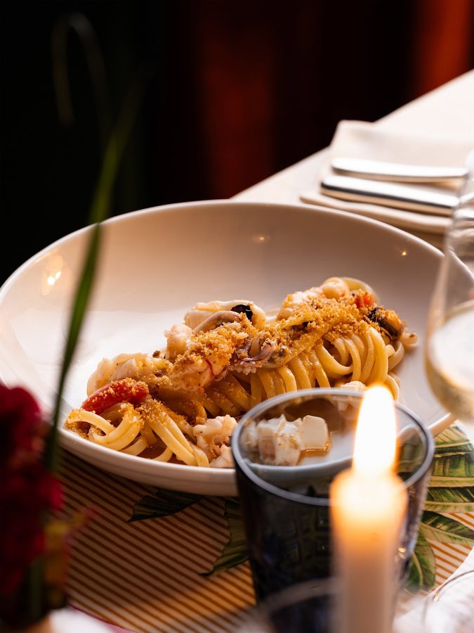 Un piatto di frittura accanto a una candela