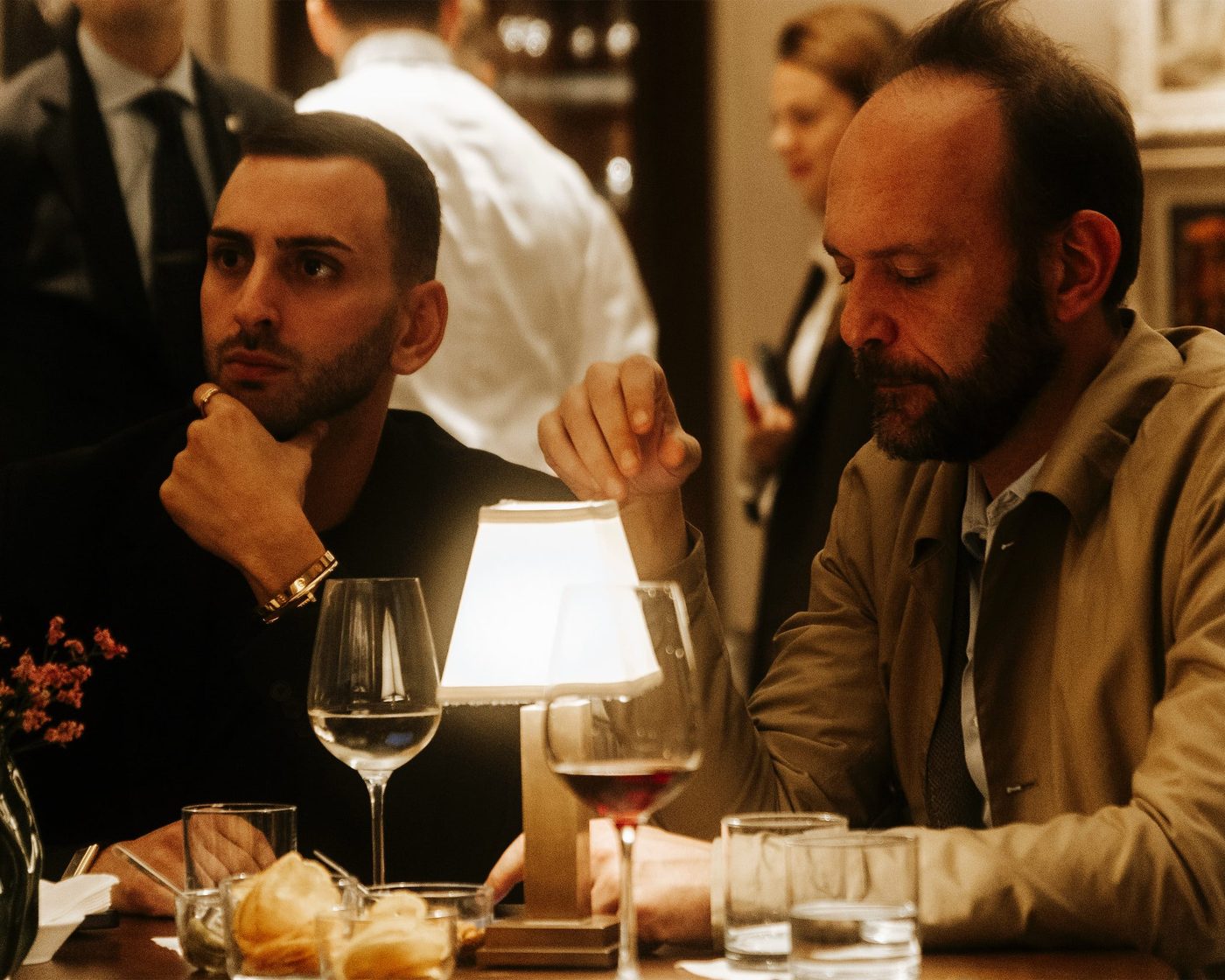 Due ospiti ascoltano l’incontro nel salone dell’Hotel Savoy