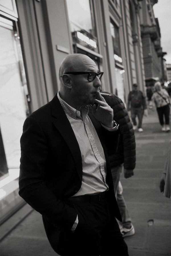 Ritratto in bianco e nero di un ospite davanti all’hotel