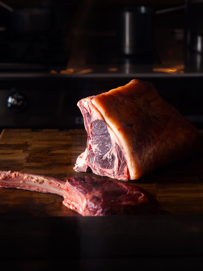 Una bistecca con l’osso sul tagliere