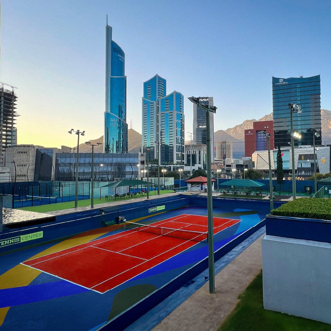 Un campo sportivo colorato fra i grattacieli