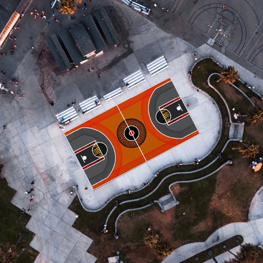 Un campo da basket dipinto visto dall’alto