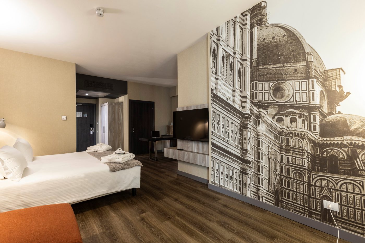 Una camera del Mercure con la grande foto del Duomo alla parete