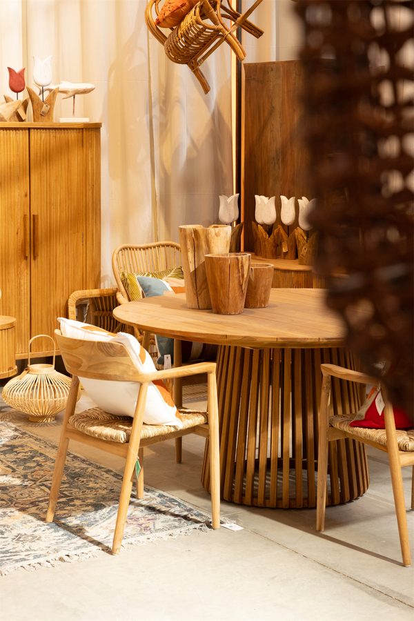 Un tavolo rotondo di legno con le sedie, nello showroom