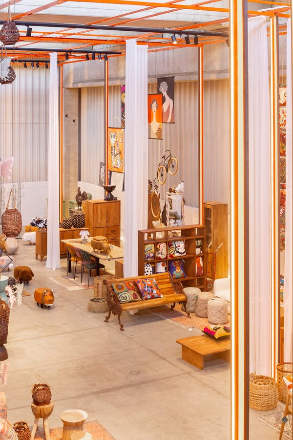 Le colonne e i tessuti colorati dello showroom