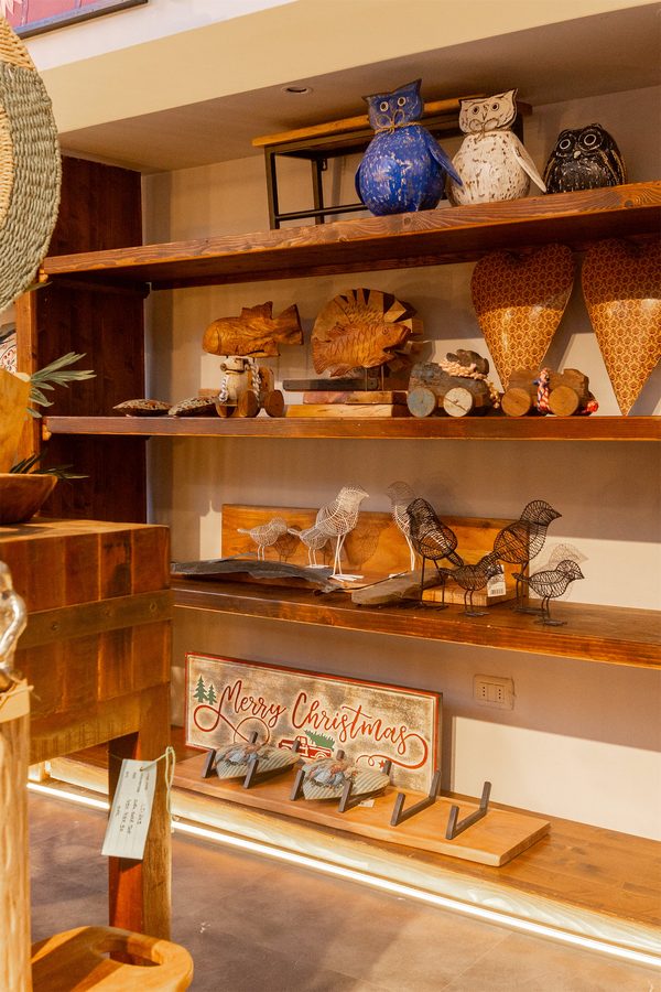 Scaffali di legno pieni di ceramiche e cesti