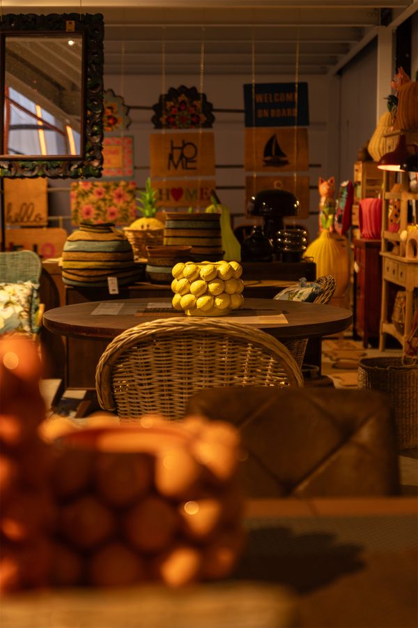 Frutta e ceramiche su una credenza, in penombra