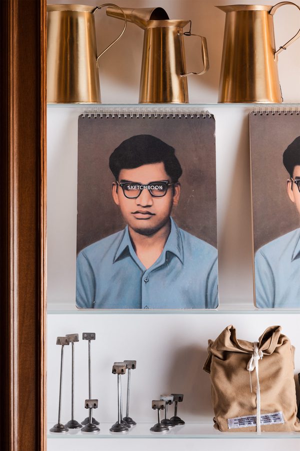 Un ritratto fotografico fra gli oggetti Puebco su una mensola