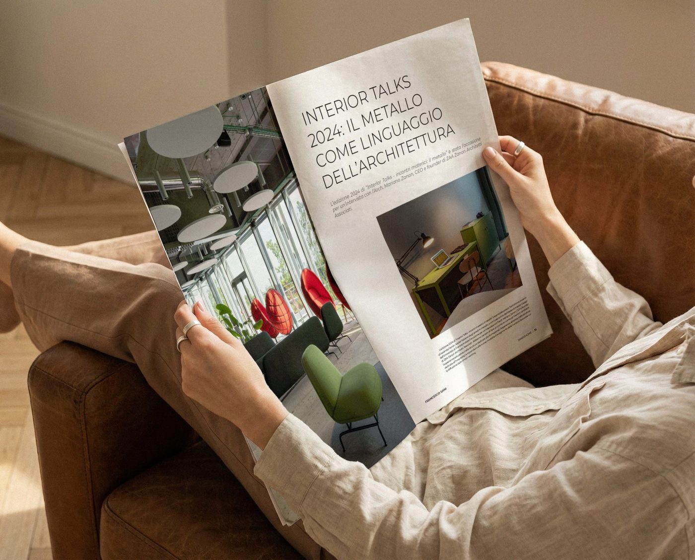 T Magazine aperto sulle pagine interne, fra i cuscini
